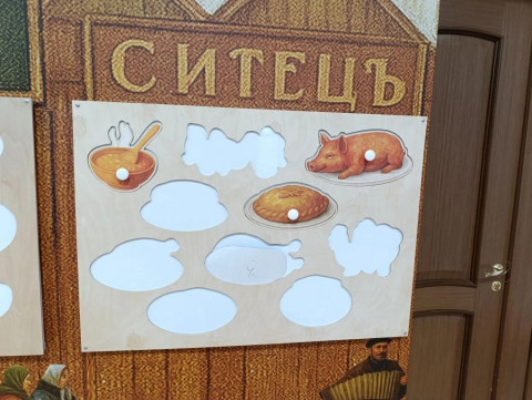 В нашем музее полным ходом идёт монтаж выставки "Солнце на сковородке"