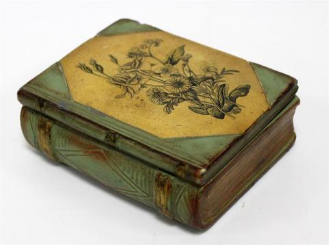 Шкатулка. 1860-1880-е гг. Россия. Гипс, бумага, ткань, печать чёрно-белая, раскраска, тонировка. Из коллекции Санкт-Петербургского музея Хлеба