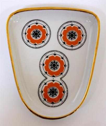 Поднос-подставка. Конец 1960-х - 1970-е гг. Фарфор, формовка, обжиг, деколь, отводка. Рига, Латвийская ССР. Из коллекции Санкт-Петербургского музея Хлеба