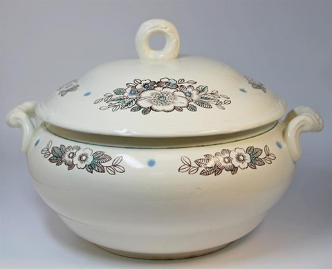 Супница. РСФСР, Конаково, Конаковский фаянсовый завод им. М.И. Калинина, конец 1970-х гг. Фаянс, формовка, обжиг, деколь подглазурная.